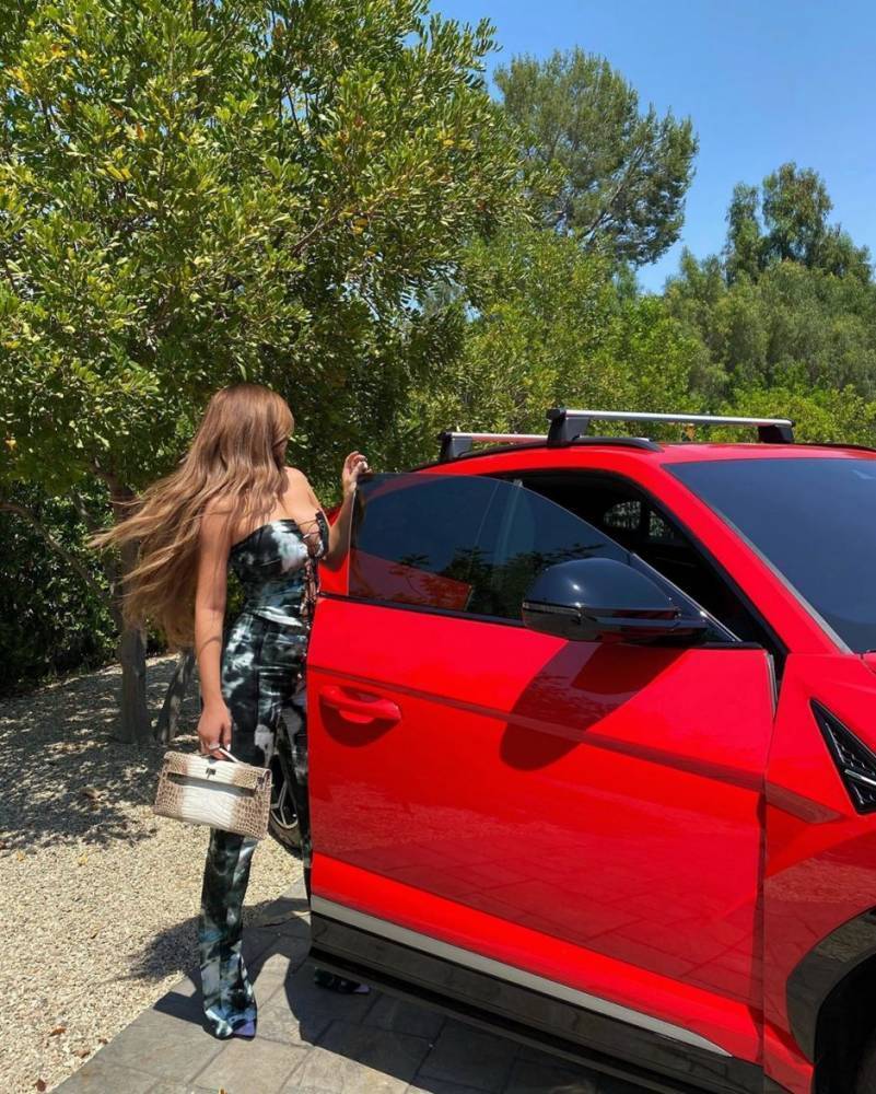 Кайли Дженнер позирует возле своего Lamborghini за 200 тысяч долларов, и еще 6 дорогих авто из её автопарка