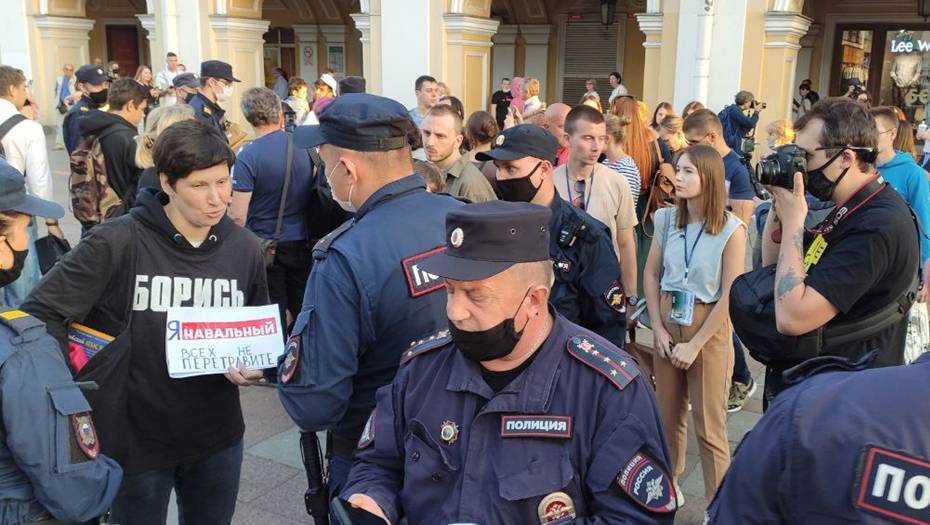 "Навальный живи": у Гостиного двора и здания ФСБ начались пикеты