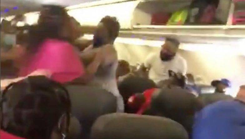 Пассажирки подрались на рейсе American Airlines, после того, как одна из них «отказалась надеть маску»