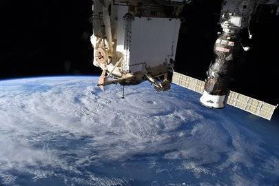 Астронавт NASA сделал невероятные снимки урагана «Женевьева» с борта МКС