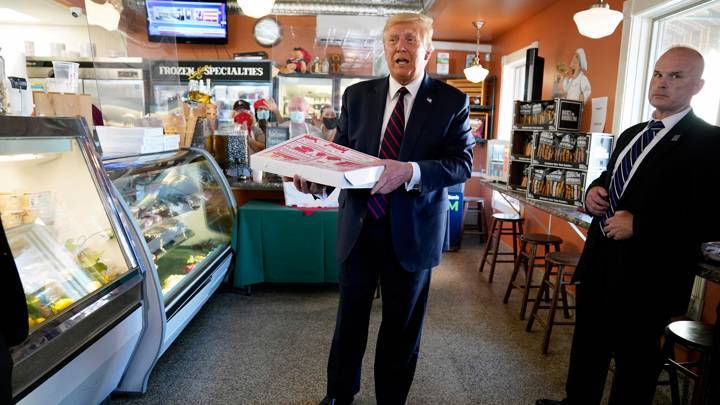 Предвыборные скандалы: пока Трамп ел пиццу, демократы обвинили его во всех бедах США