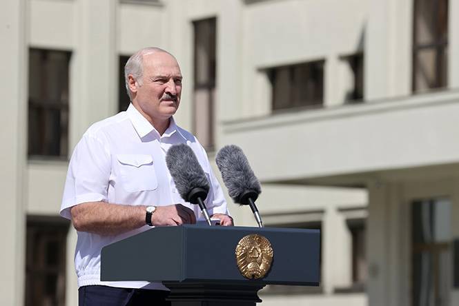 Лукашенко заявил, что помог Тихановской выехать в Литву