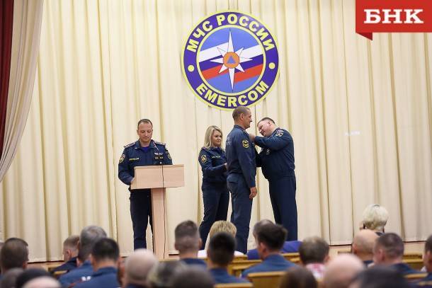 Работников пожарной охраны Коми наградили медалями МЧС России