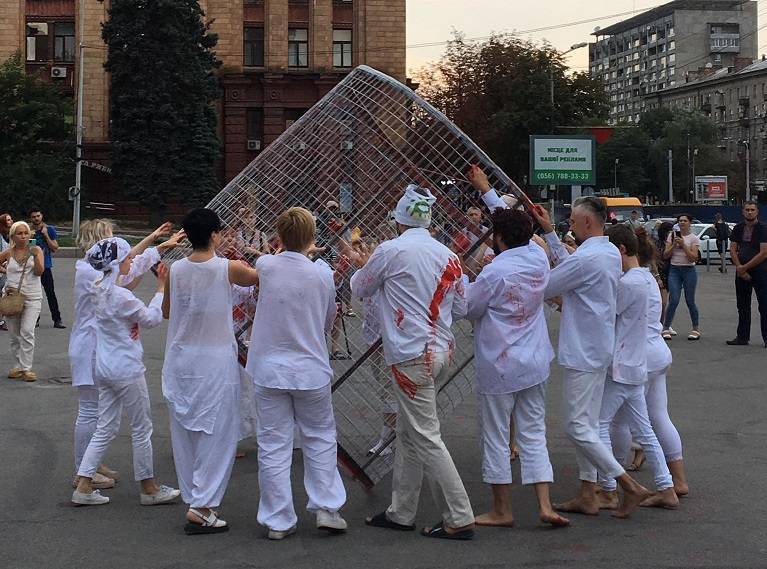 В Днепре креативно поддержали протестующих белорусов: фото яркого перформанса