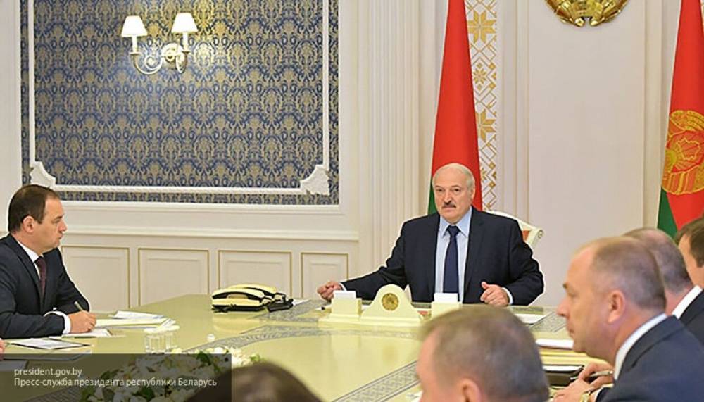 Лукашенко назвал постановочными кадры с "избиением" протестующих