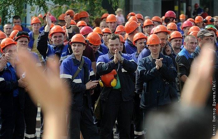 Лукашенко потребовал с понедельника закрыть бастующие заводы