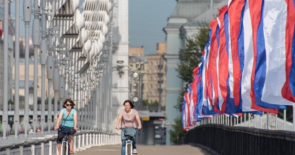 Собянин поздравил россиян с Днем государственного флага
