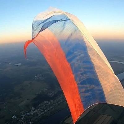 Российский триколор в пять тысяч квадратных метров развернули парашютисты в небе над Московской областью