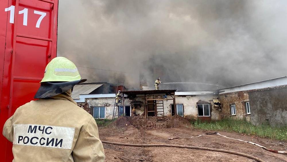 Пожарные третий час тушат кровлю кирпичного завода в Башкирии (видео)