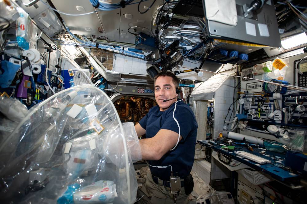 Астронавту НАСА выделили спальник и умывальник в российском модуле МКС