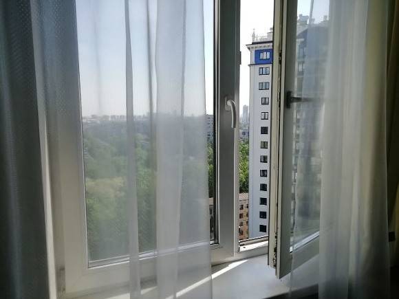 В Астрахани девочка разбилась насмерть, упав с седьмого этажа вместе с собакой