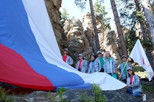 Активисты ОНФ прошли 30 км до Кадалинских скал, чтобы развернуть там триколор в День флага