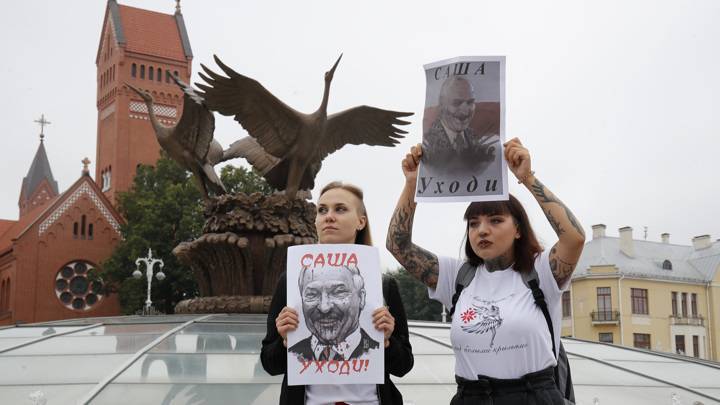 Армия пригрозила собирающимся у памятников белорусам