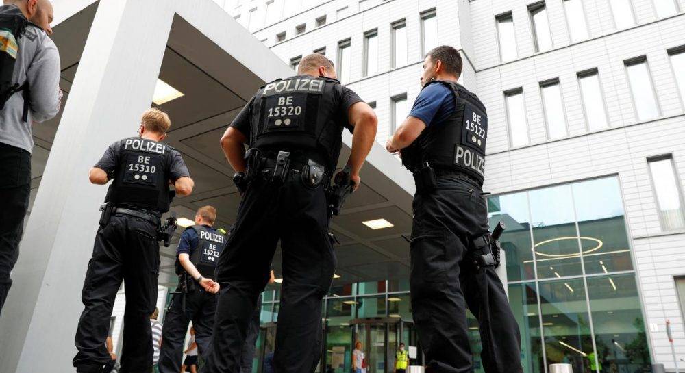 Полиция Берлина круглосуточно охраняет клинику, где лечат Навального
