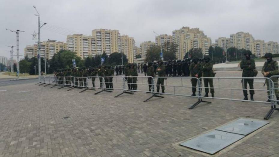 В Минске десятки тысяч протестующих двинулись к Дому правительства