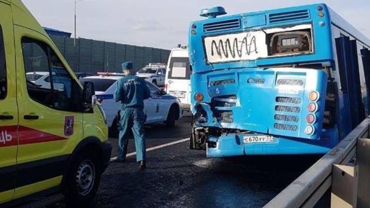 Десять человек пострадали в столкновении автобуса и самосвала в Москве