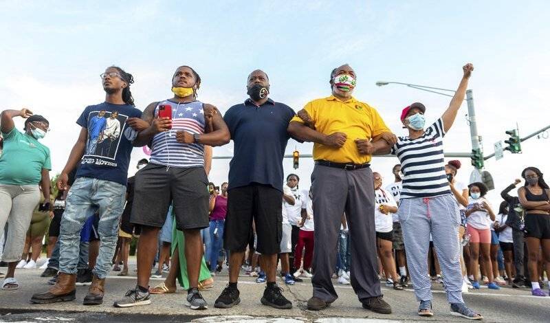 В Луизиане снова начались протесты после нового убийства афроамериканца полицейским