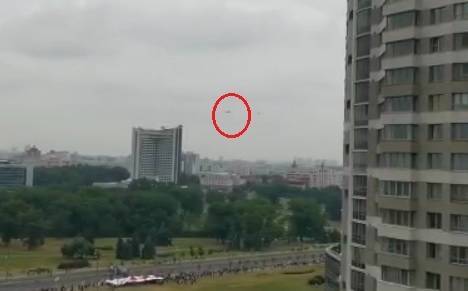 В зону оцепления на площади Госфлага в Минске прилетел вертолёт