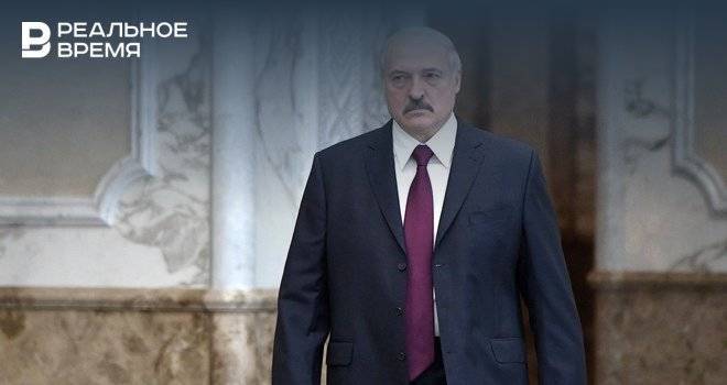 Лукашенко прилетел в резиденцию в Минске и вышел из вертолета с автоматом