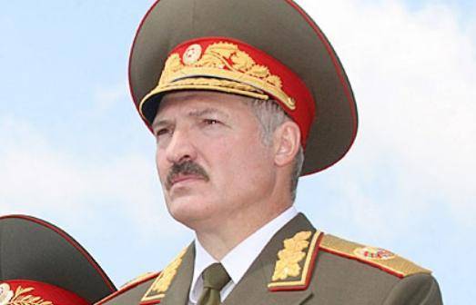 СМИ: Александр Лукашенко с автоматом в руках прилетел на вертолете в президентский дворец
