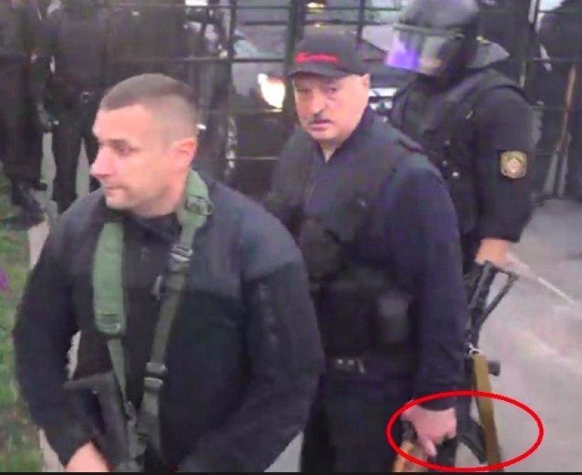 Видеофакт. Лукашенко вышел за оцепление силовиков после ухода протестующих