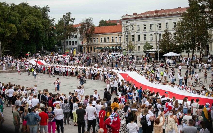 Литовцы образовали живую цепь солидарности от Вильнюса к границе Беларуси