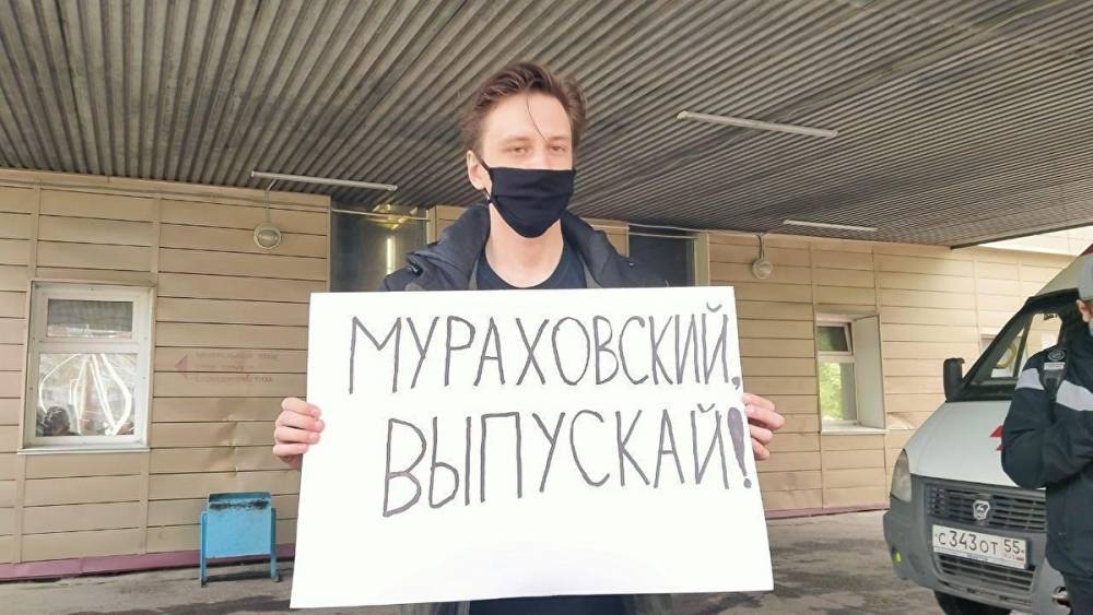 Главврач больницы, где лежал Навальный, не объяснил, что делали силовики в его кабинете