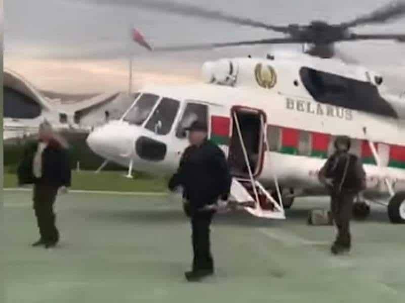 Как крысы разбежались: Лукашенко с автоматом в руках прилетел на вертолете во Дворец Независимости