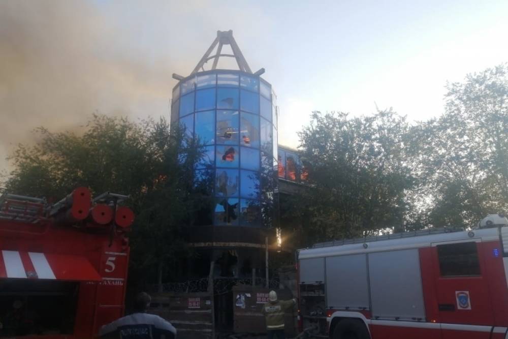 Крупный пожар в Трусовском районе Астрахани повредил двухэтажное здание