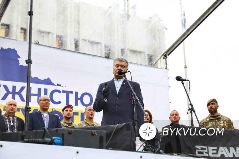 «С независимостью не шутят»: Порошенко выступил на Марше защитников