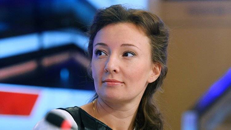 Кузнецова направила в детдома Крыма медиков после инцидента в "Елочке"