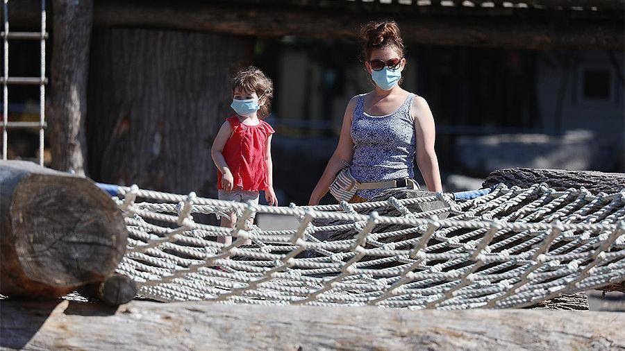 В школах и детсадах Греции детей от 2 лет обяжут носить маски