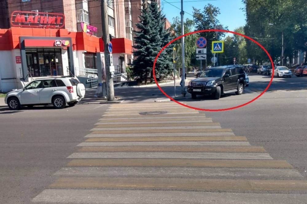 Воронежцы пожаловались на регулярно паркующегося на перекрёстке автохама