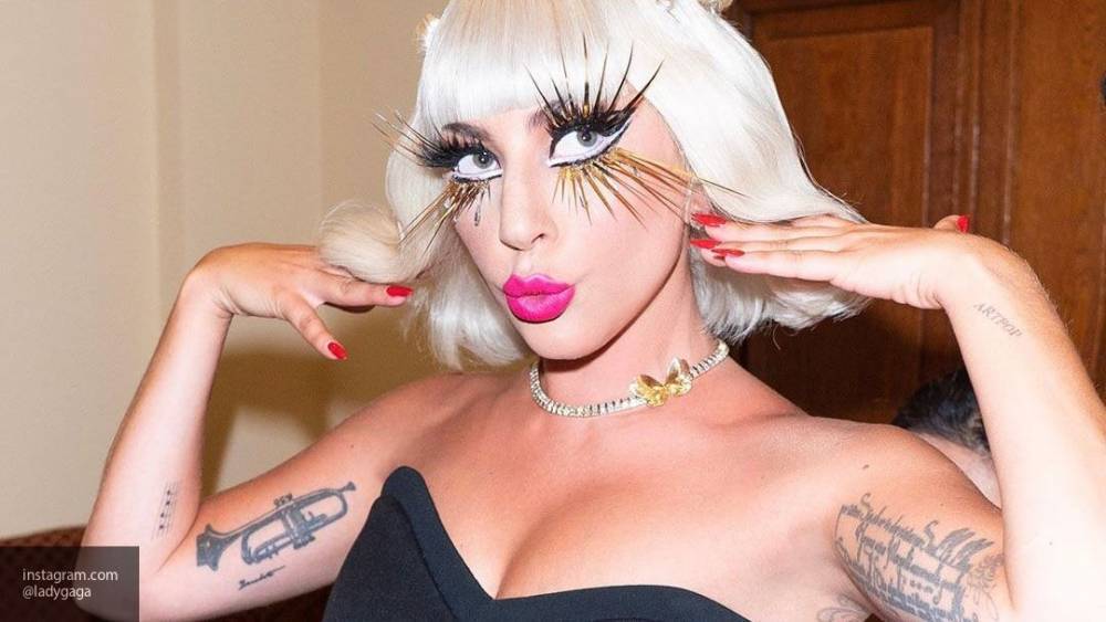 Леди Гага порадовала фанатов снимком в купальнике