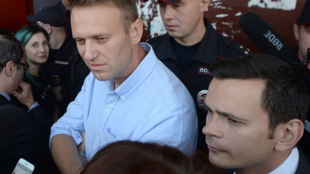 Илья Яшин направил запрос в ФСБ в связи со слежкой за Навальным