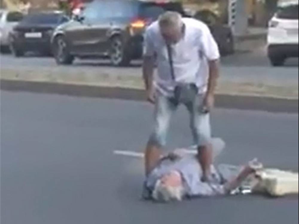 В центре Запорожья мужчина избил пенсионера посреди дороги