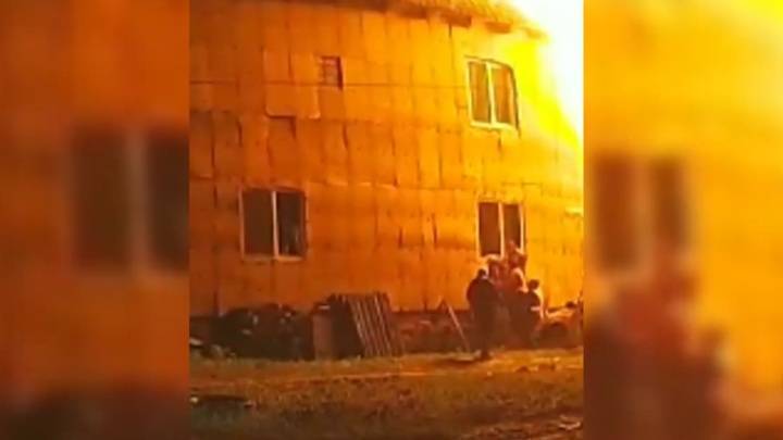 Полицейские спасли ребенка и беременную женщину из горящего дома. Видео
