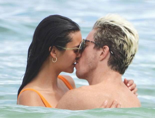 Нина Добрев страстно целуется с Шоном Уайтом на берегу океана в Мексике