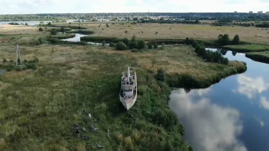 На границе Тверской и Московской областей разгорается скандал из-за брошенной яхты