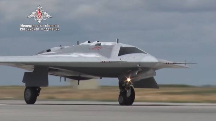 Российские авиастроители ожидают большой спрос на дрон "Охотник"