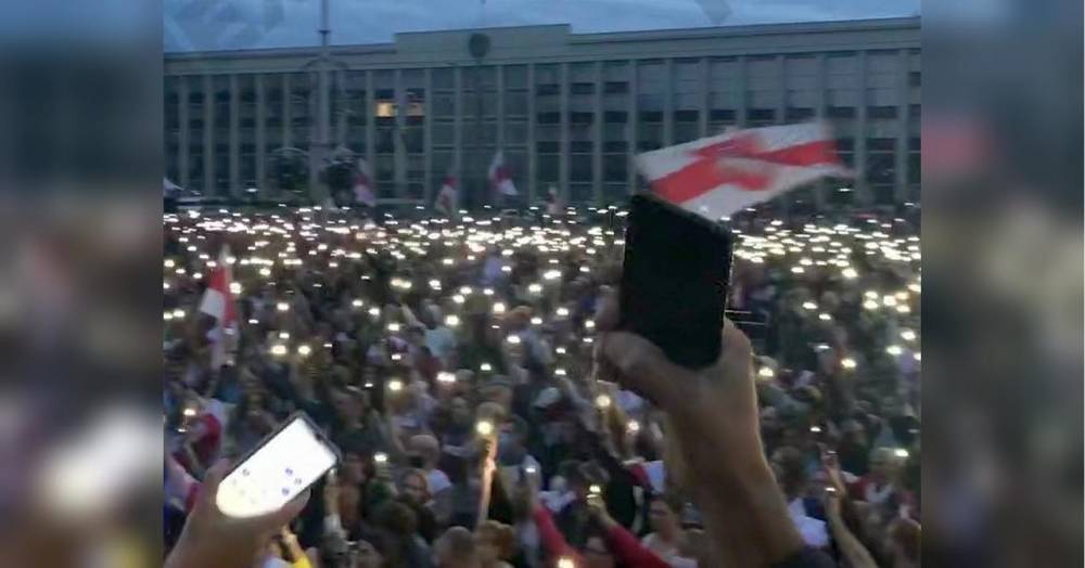 Протестующие в Минске устроили перформанс с тысячами фонариков: впечатляющее видео