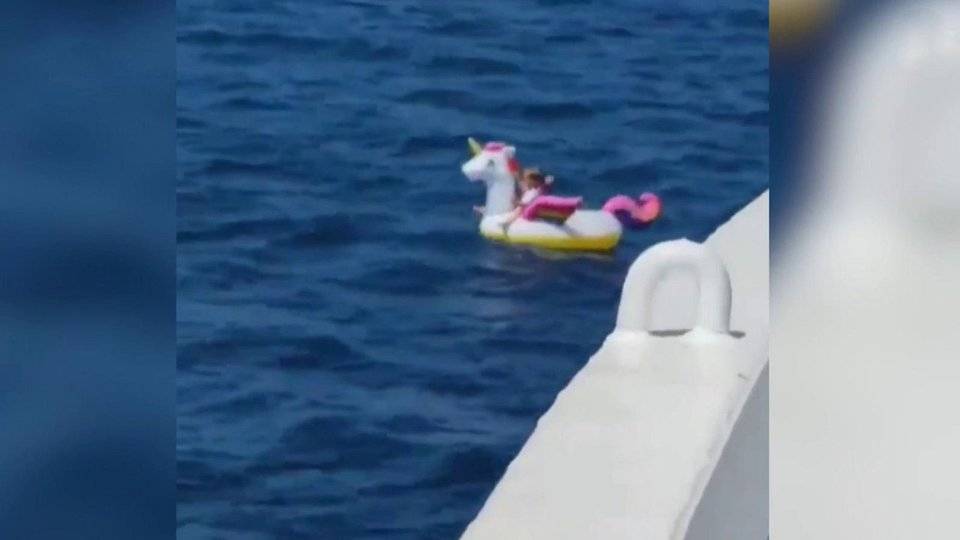 В Греции удалось спасти унесенную в открытое море маленькую девочку