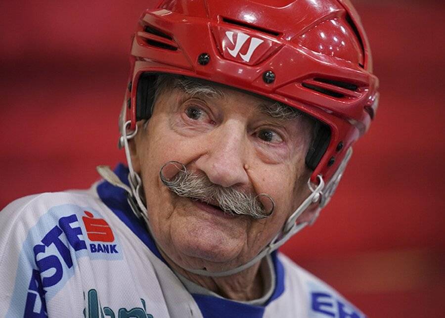 Старейший хоккеист мира умер на 100-м году жизни