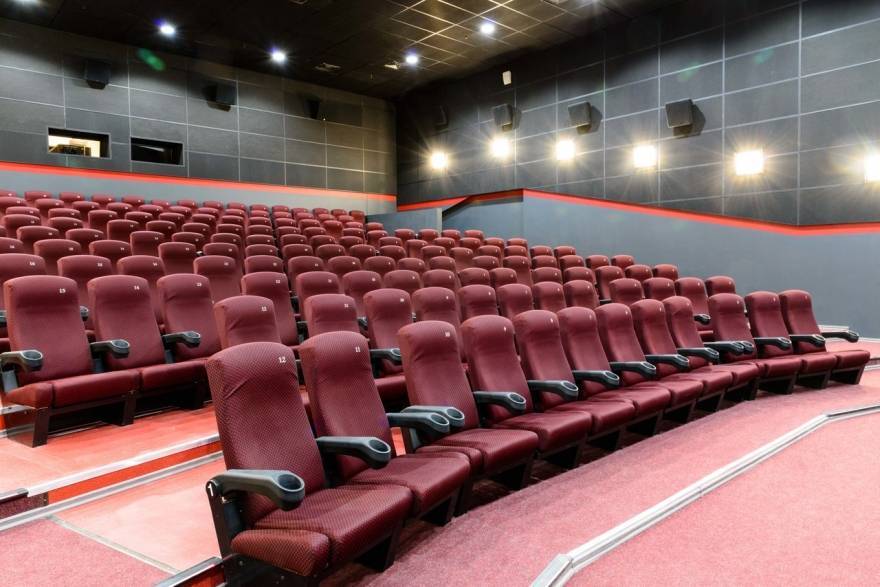 Владельцы кинотеатров Петербурга потребовали разрешения на работу