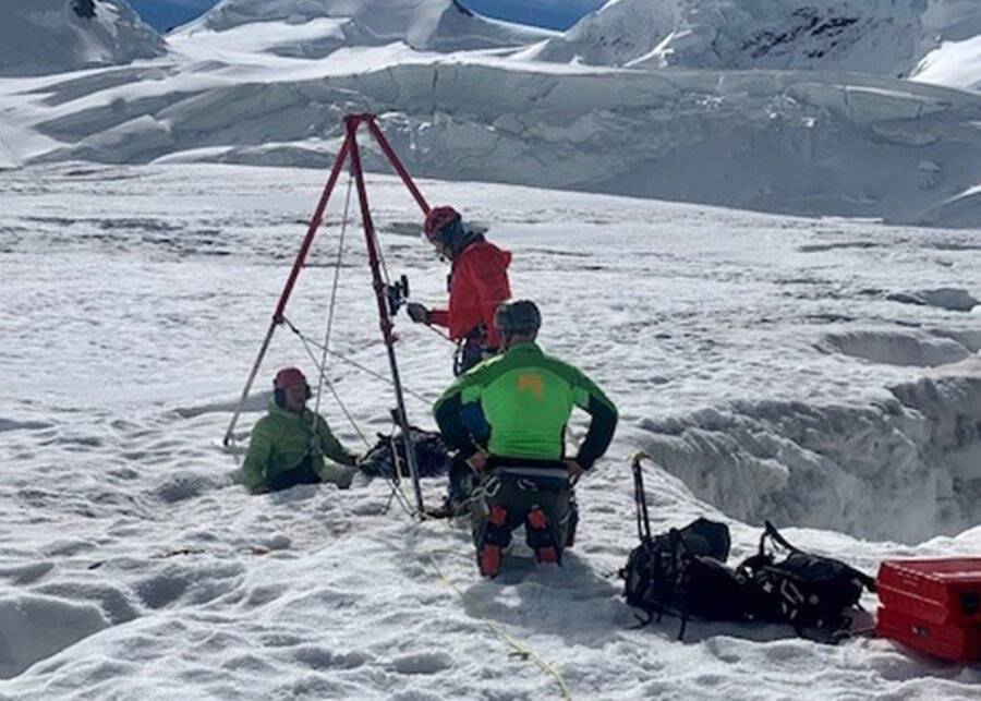 Россиянку в шортах спасли из ледового плена в Альпах