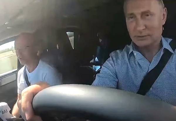 Президент Путин открыл в Крыму трассу "Таврида", сев за руль "Ауруса"