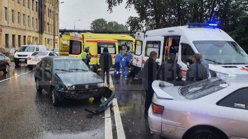 Фото: Автомобиль впечатал женщину в остановку после жесткого ДТП в Петербурге