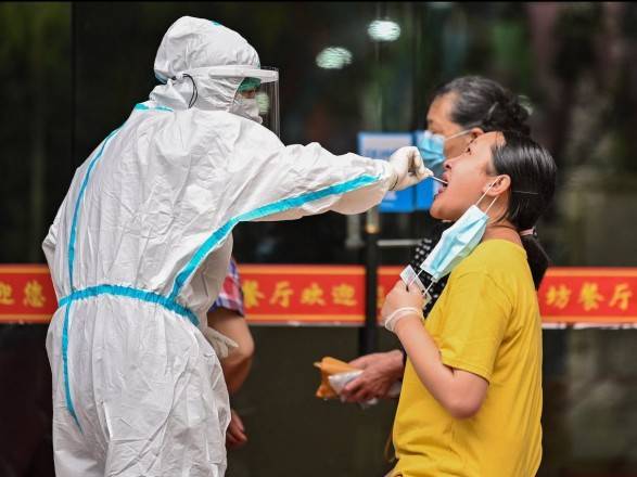 Пандемия: в Китае выписали пациента, которого лечили от COVID-19 в течение 7 месяцев