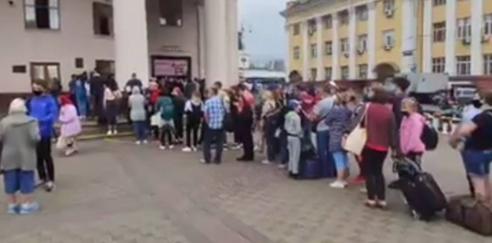 В Киеве парализовано метро, фото: "сотни людей не могут..."