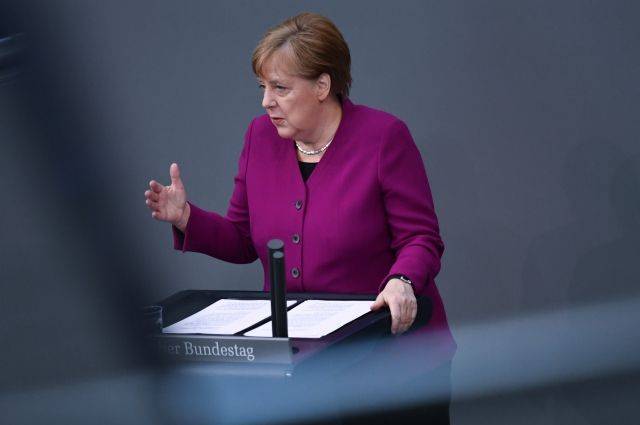 Меркель заявила, что не намерена менять политику в отношении России
